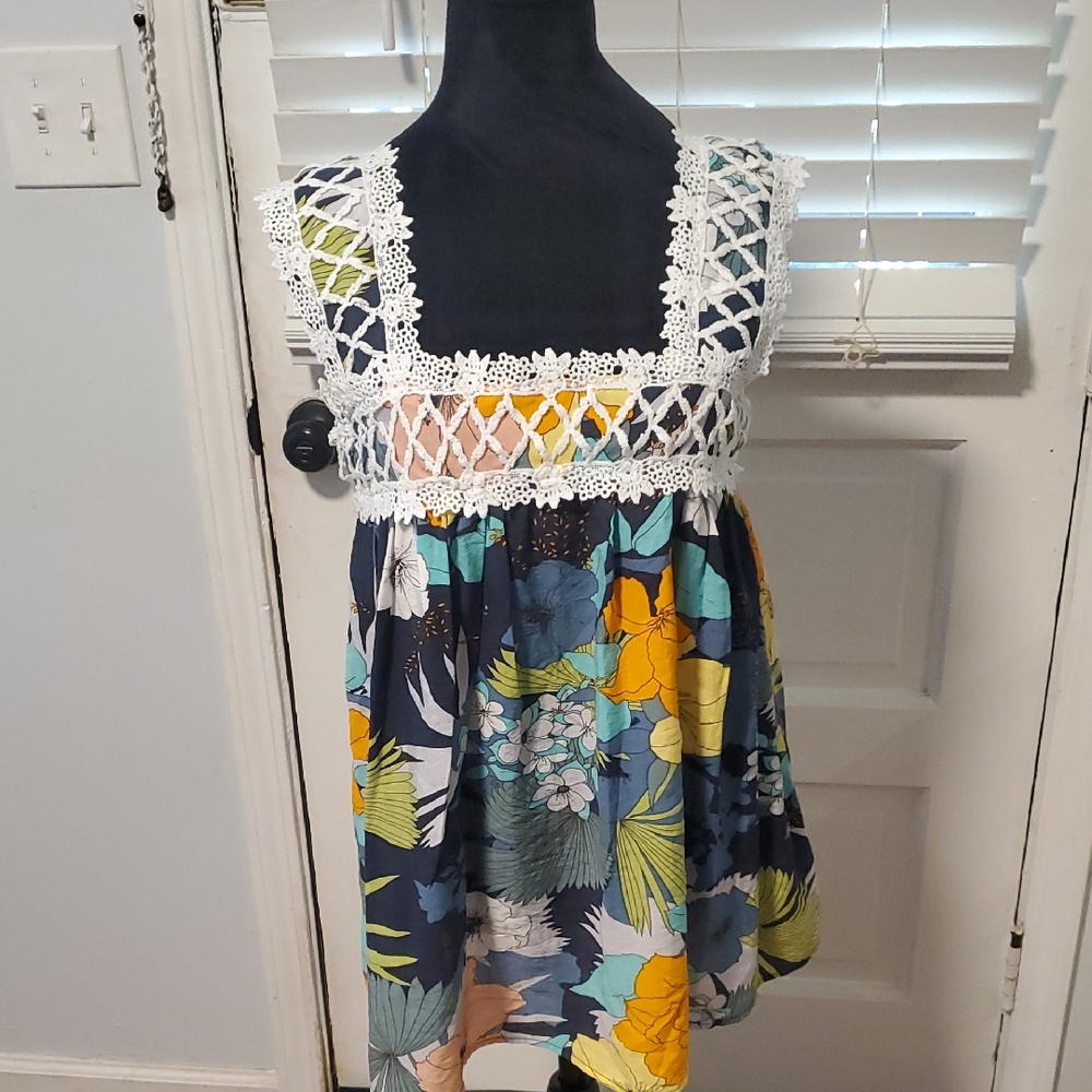 Charming Floral Tank Top with Lace Accents
